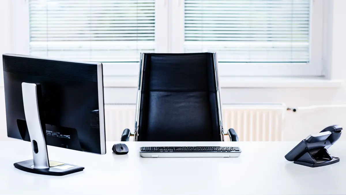 Furnished private office desk at Desert Pearl Business Center Dubai